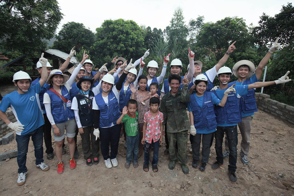 Five members of Mr. Tu’s family posing with SEC volunteers before the build