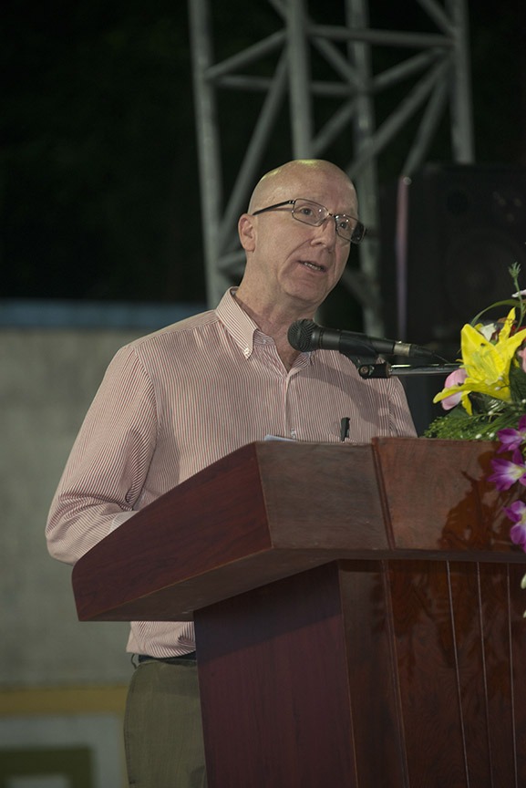 Mr. Rick Hathaway, Vice President of HFH Asia-Pacific welcomes volunteers to the Vietnam Big Build