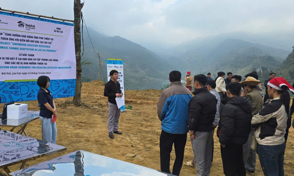 Representatives of Habitat Vietnam and Ban Xa's People Committee initiate the Ceremony